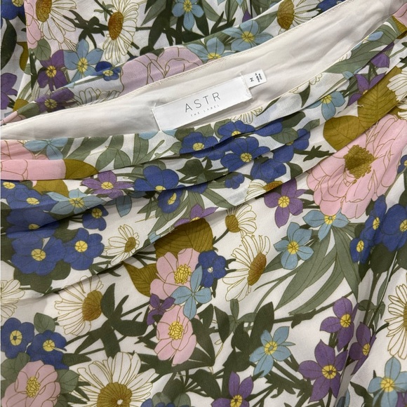 Santorini Dress in Off White
Retro Floral
ASTR the Label - Picture 2 of 2